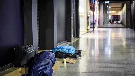 Milano Causa Del Freddo Muore Un Clochard Nella Stazione Metro