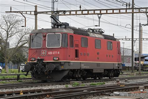 Re 420 277 6 durchfährt am 29 03 2023 solo den Bahnhof Pratteln