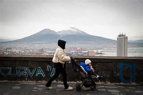 Napoli La Neve Sulla Cima Del Vesuvio La Repubblica