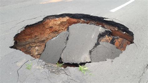 Cratera Surge Em Asfalto Na Via Expressa E Coloca Motoristas Em Risco