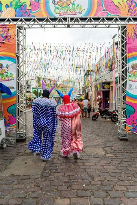 Se Ve A Un Grupo De Personas Vestidas Al Estilo Veneciano Durante El