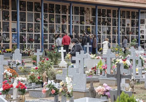 La Tradici N Manda Entre Los Segovianos Que Abarrotan El Cementerio