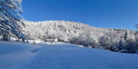 Pasqua E Pasquetta Con La Neve In Sila A Lorica Aperte Le Piste Di Sci