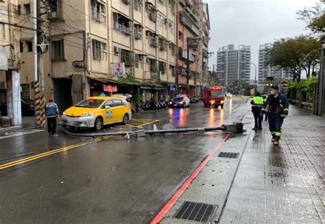 汐止電線桿突倒塌！小黃司機緊急煞車 車頭撞凹超驚險 社會萬象 生活 Nownews今日新聞