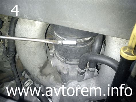 Замена термостата системы охлаждения на двигателе автомобиля Chery ...