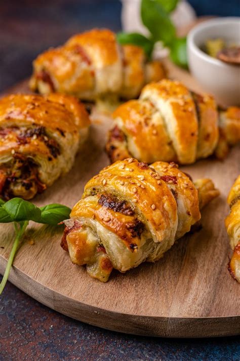 Pesto Croissants Met Mozzarella En Serranoham Francesca Kookt