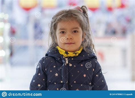 Portrait D Une Petite Fille Blonde Sur Fond Flou Dans Un Centre