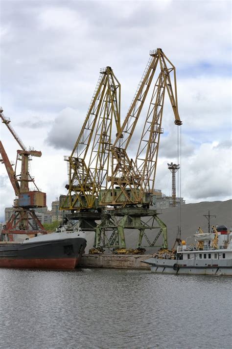 Guindaste Industrial Velho No Porto Fluvial Foto De Stock Imagem De