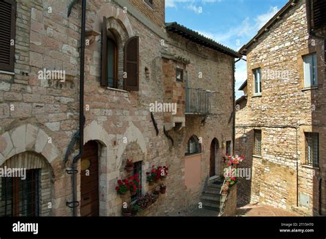 Via Del Centro Storico Di Assisi Stock Photo Alamy