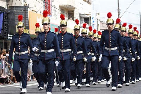 Desfile Em Vila Velha Anos Atrai Multid O E Ressalta Identidade