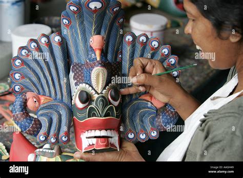 Elaboración de máscaras tradicionales de Sri Lanka Fotografía de stock