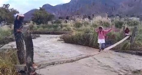 NIÑOS ARRIESGAN SUS VIDAS CRUZANDO UN PUENTE IMPROVISADO PARA LLEGAR A