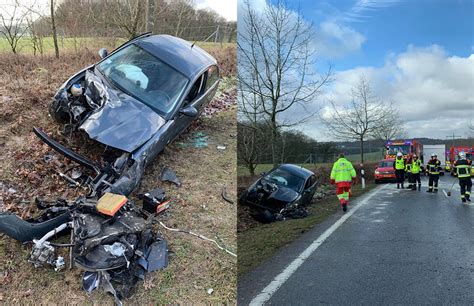 Kontrolle Verloren Pkw Kracht Bei Unfall Gegen Baum