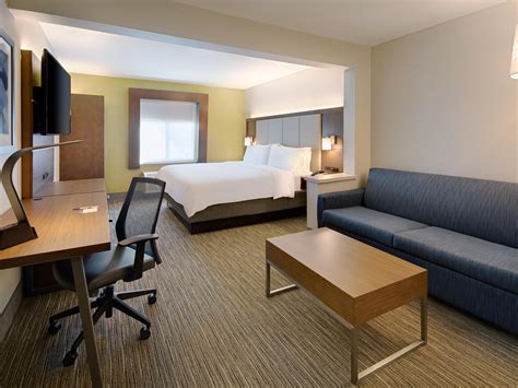 Bradley Airport Hotel in Windsor, CT | Holiday Inn Express & Suites