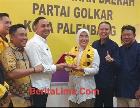 Bakal Calon Walikota Palembang Fitrianti Agustinda Kembalikan Formulir