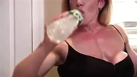 Muscle Goddess CN Looking Hot Flexing On The Bed XHamster