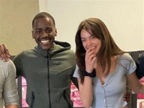 Fim das gravações de Barbie atores de Sex Education aparecem juntos em foto