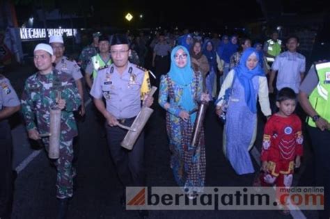 Patroli Kentongan Ala Polisi Dan Tni Situbondo Kumparan