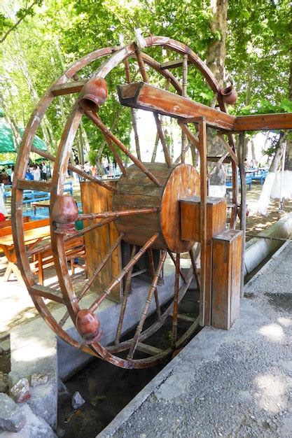 Rueda De Madera Vieja Para Sacar Agua Foto Premium