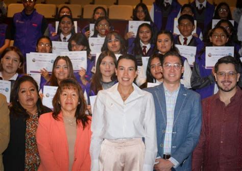 Entreg Secretar A De Turismo Certificados A Participantes De Los