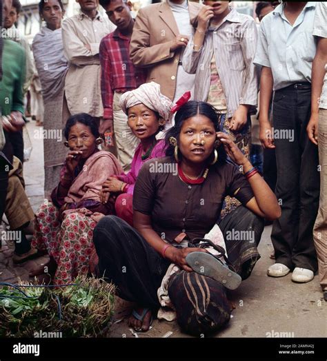 Frauen in den Straßen von Kathmandu, Nepal 1980er Jahre. Women in the ...