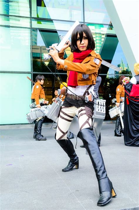 Cosplayer Como Os Car Teres Mikasa Ackerman De Attac Imagem Editorial