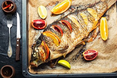 Carpa entera al horno con cítricos Foto Premium