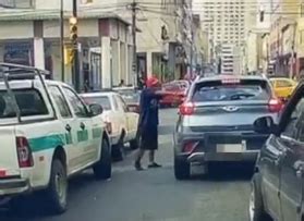 Dos Menores Fueron Grabados Robando A Un Conductor En Guayaquil Centro