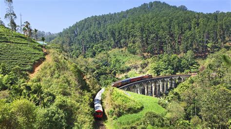 A train crossing the Nine Arches Bridge, Badulla railway, Uva Province ...