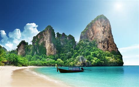 Black Punt Boat On The Body Of Water Near The Brown Rock Mountains Hd