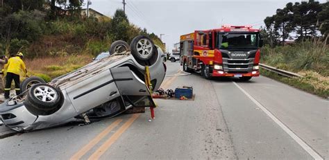 Capotamento Deixa Duas Pessoas Feridas Na Sc Em S O Bento Do Sul