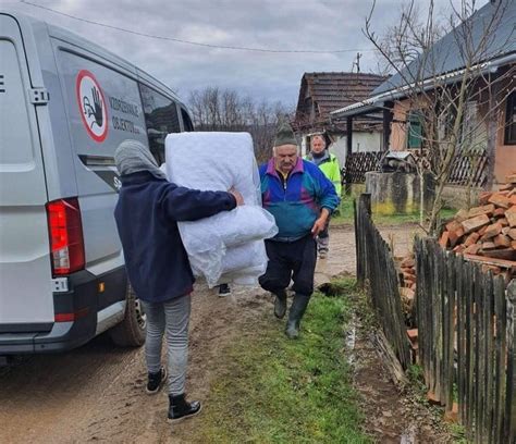 Arek Dneva Lo Ka Odeja Z Vzglavniki In Odejami Pomagala Prizadetim V