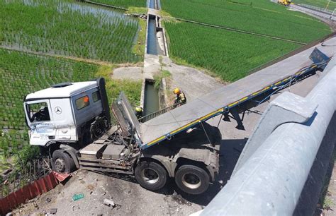 快訊／台9線拖板車失控！撞破護欄「車頭墜落10m」 下秒「倒頭栽」慘卡富里大橋