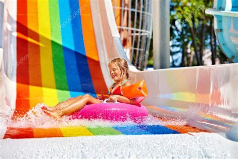 Niño en bikini deslizante parque acuático fotografía de stock poznyakov 48112543