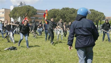 Gli Scontri Di Pisa Manganellate Agli Studenti 10 Poliziotti Indagati