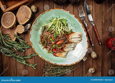 Nouilles De Soba De Sarrasin Avec Wok D Anguille Unagi Photo Stock