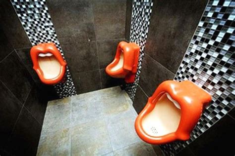 The Coolest Toilets In The World 소변기 섬뜩한 남자