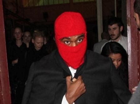 Kanye West Le Rappeur Au Masque Photos Lire