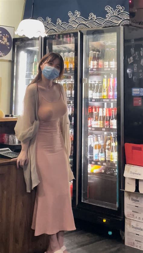 Bỏng mắt với vóc dáng đồng hồ cát của hot girl siêu thị Thế Giới Ngôi Sao