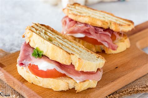 PANINO CAPRESE Ricetta Panino Mozzarella Pomodoro E Prosciutto Crudo