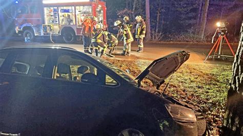 T Dlicher Unfall Im Kreis Gifhorn J Hriger Kracht Gegen Baum