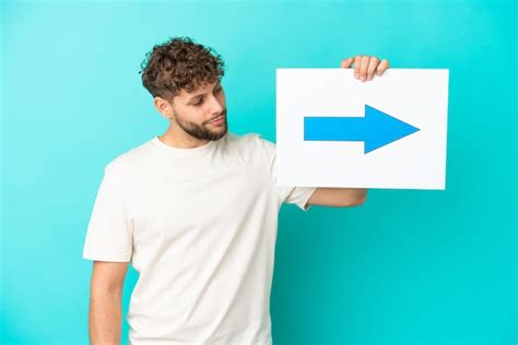 Jovem Homem Caucasiano Bonito Isolado Em Fundo Azul Segurando Um Cartaz