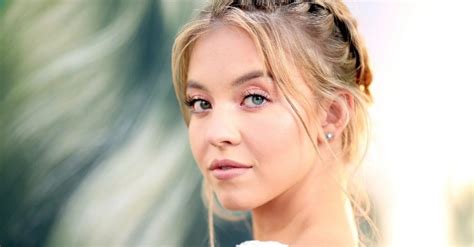 En avkopplande tillflyktsort Sydney Sweeney vänder huvudena i lila bikini på sin herrgård för