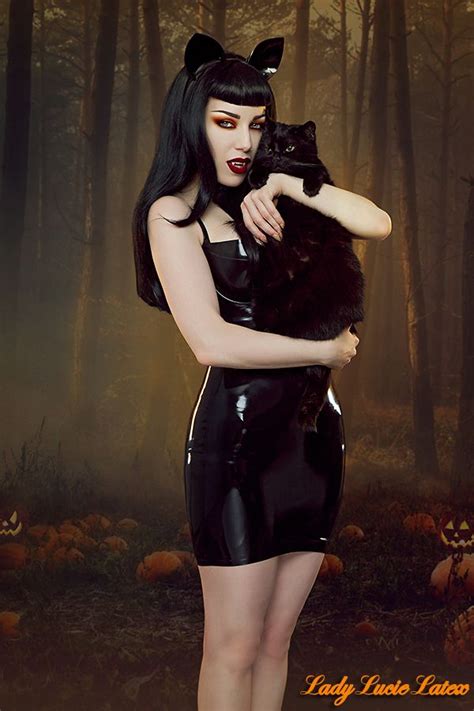 Vampire Showing Her Pussy Threnody BDSM651