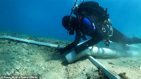 Se Descubre Un Camino De La Edad De Piedra Bajo El Agua Frente A Una