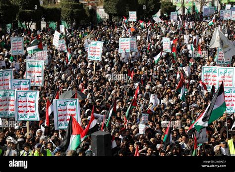 Sanaa Sanaa Yémen 12 janvier 2024 Un peuple brandit des armes