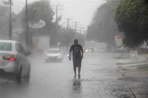 Chuva Faz Lagoa Do Itatiaia Transbordar E Ruas Ficam Alagadas No