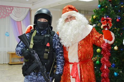 Росгвардейцы вернули Деду Морозу похищенные "злоумышленником" подарки ...