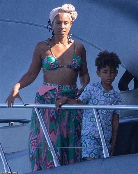 Alicia Keys Excl She Shows Off Her Amazing Abs In Bikini In Cabo San