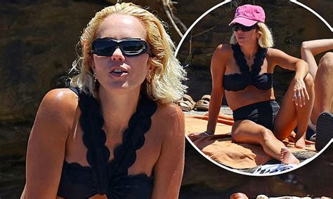Pip Edwards Sets Pulses Racing In A Skimpy Black Bikini In Sydney Daily Mail Online
